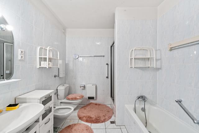 Badezimmer mit Wanne – Düsseldorf-Niederkassel