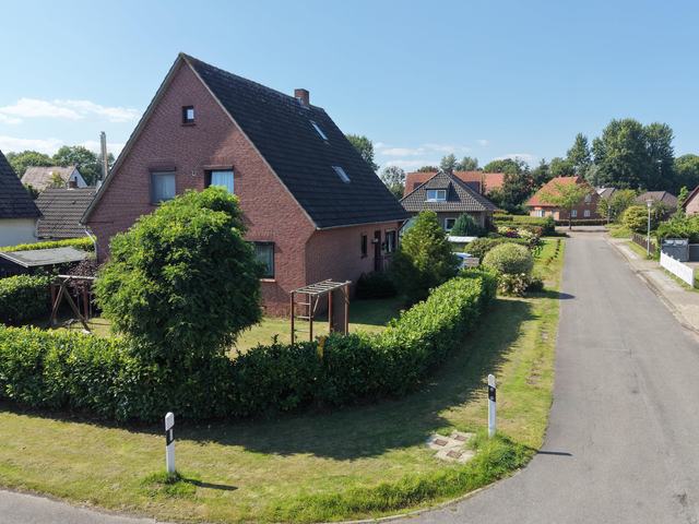Haus und Straße – Butjadingen-Tossens (Nordsee)
